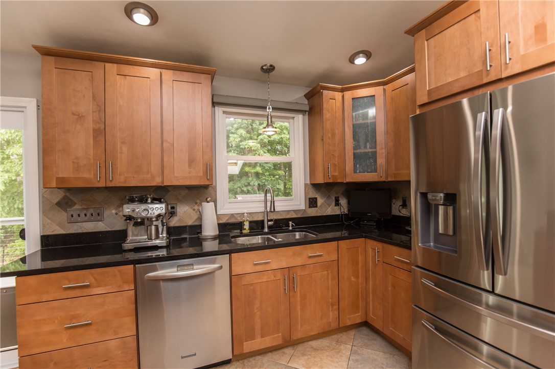164 Mohawk Trail Cranston, RI 02921 - Photo 10 of 40 Gallery Image 10