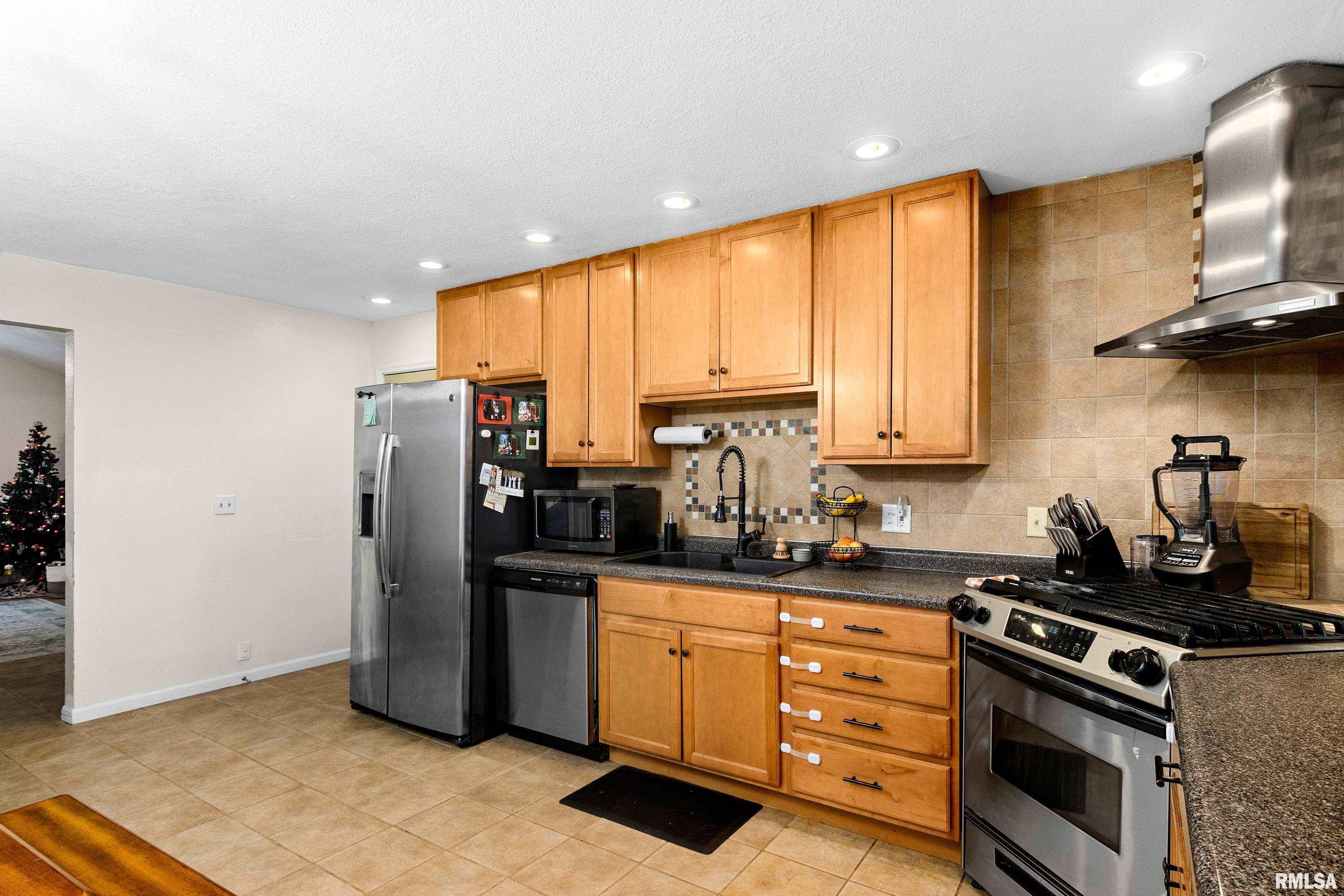 2305 North Lehman Road Peoria, IL 61604 - Photo 9 of 38