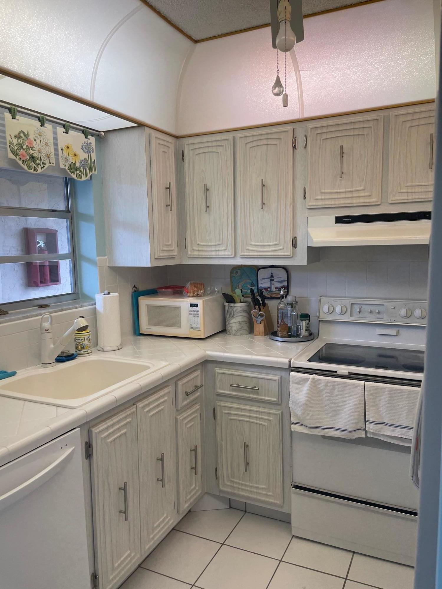 1100 East Indiantown Road, Unit 313 Jupiter, FL 33477 - Photo 5 of 21 kitchen