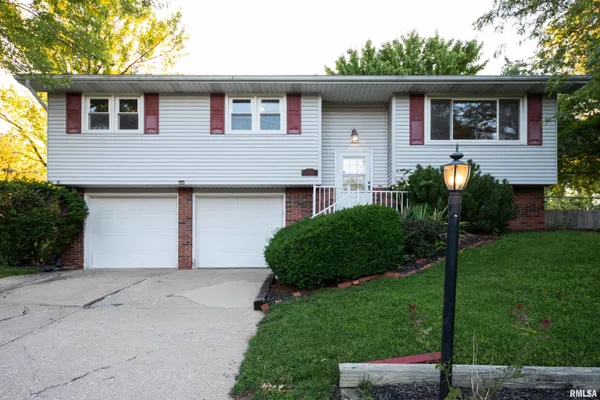 $210,000 | 1315 West Queens Court Road, Peoria, IL 61614