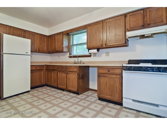 21 West 702 Lydia Road Addison, IL 60101 - Photo 3 of 10 a kitchen with a sink stove and cabinets