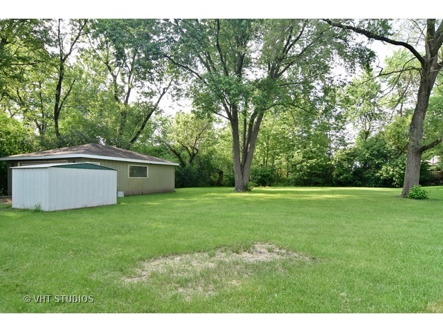 21 West 702 Lydia Road Addison, IL 60101 - Photo 10 of 10 a view of a backyard with a garden