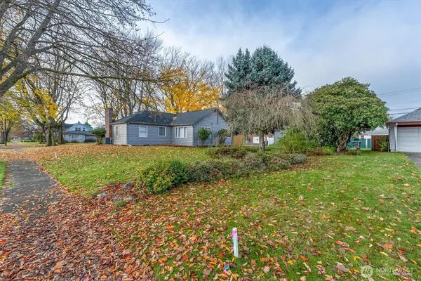 a view of a house with a yard