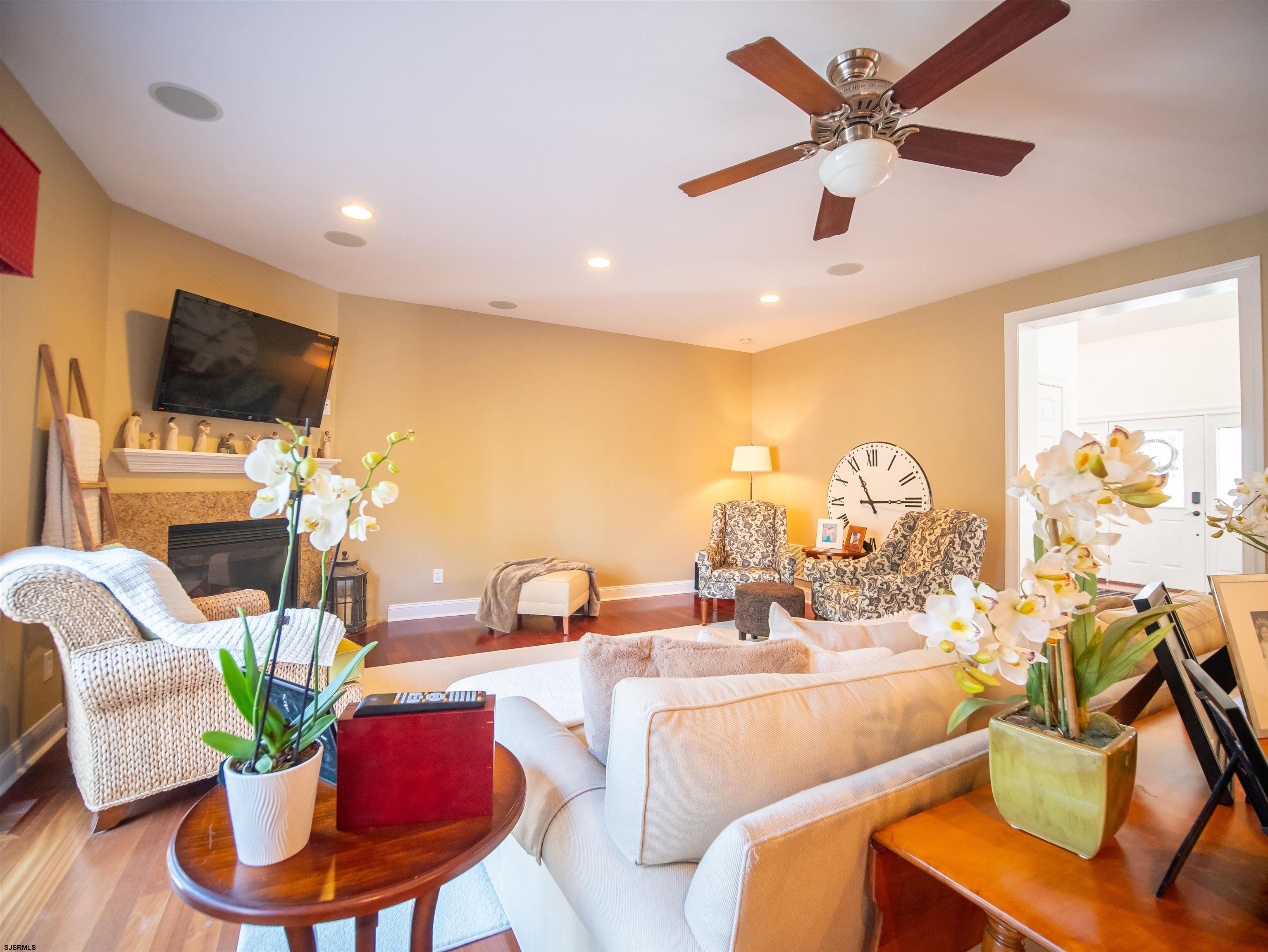 9 MGM Way Ocean View, NJ 08230 - Photo 22 of 61 a living room with furniture a flat screen tv and a potted plant