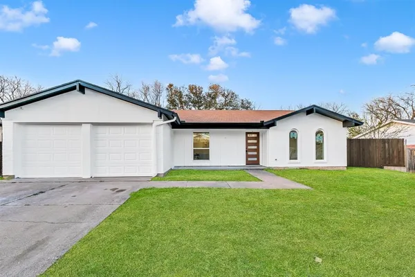 a view of front of house with a yard
