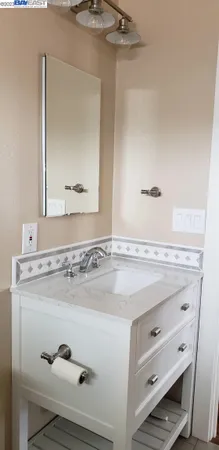 a view of empty room with window