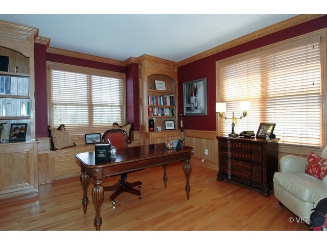 3-n943 Ralph Waldo Emerson Lane St. Charles, IL 60175 - Photo 9 of 24 a living room with furniture and large windows