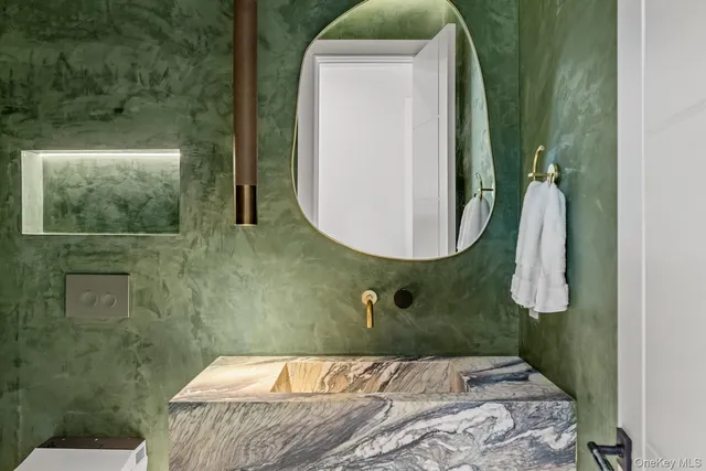 $5,750,000 | 28 Earle Drive, Muttontown, NY 11791