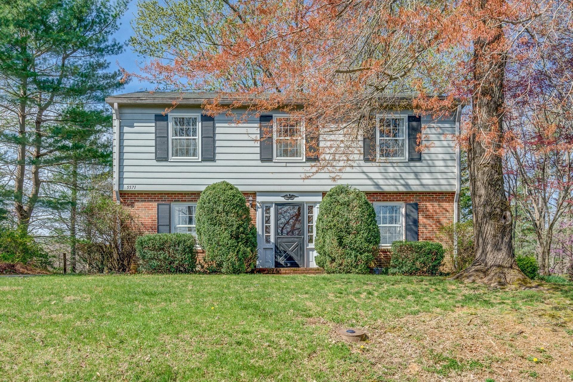 5571 Highfields Road Roanoke, VA 24018 - Photo 2 of 45 a front view of house with yard and green space