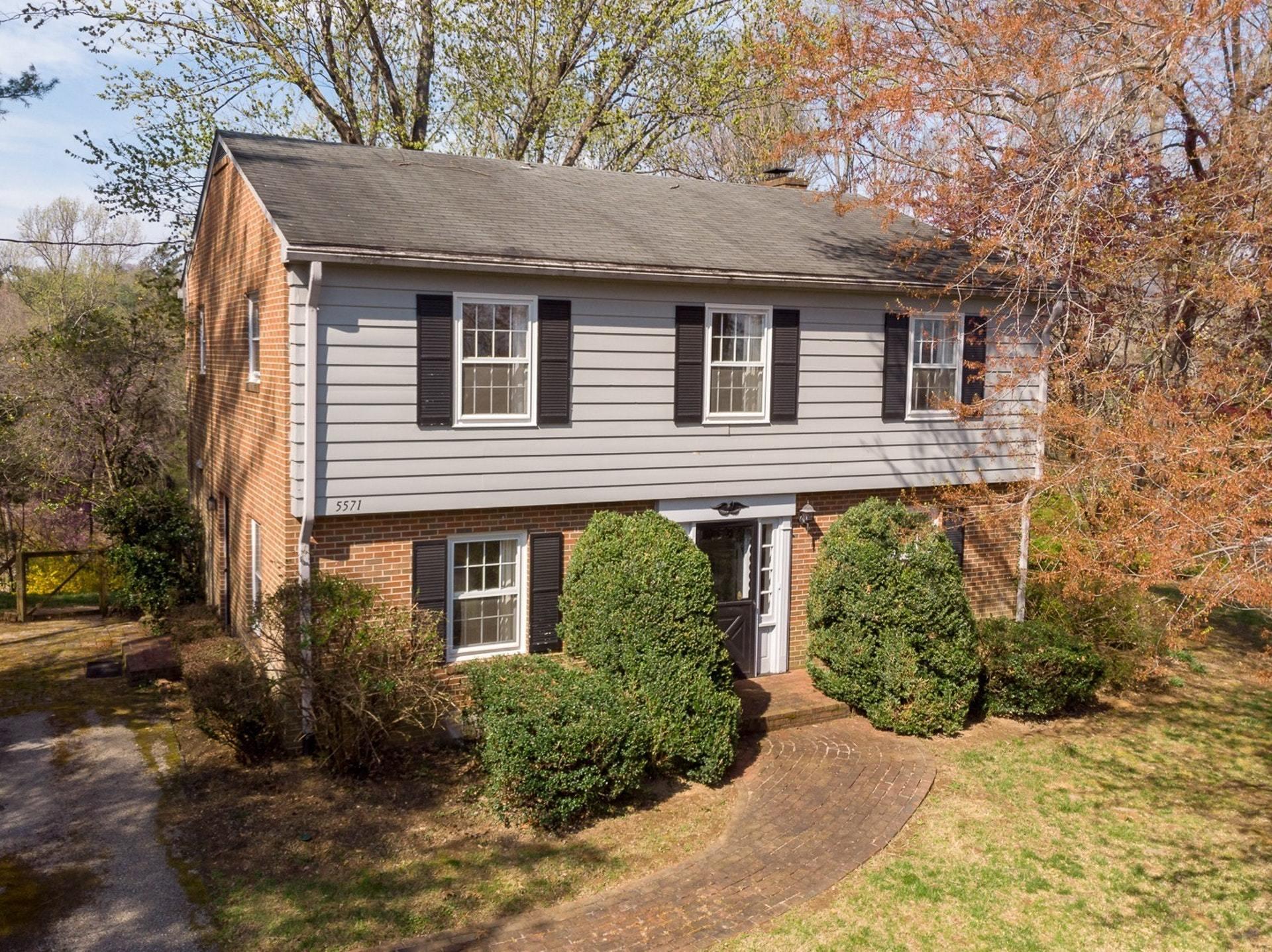 5571 Highfields Road Roanoke, VA 24018 - Photo 42 of 45 front view of a house with a yard