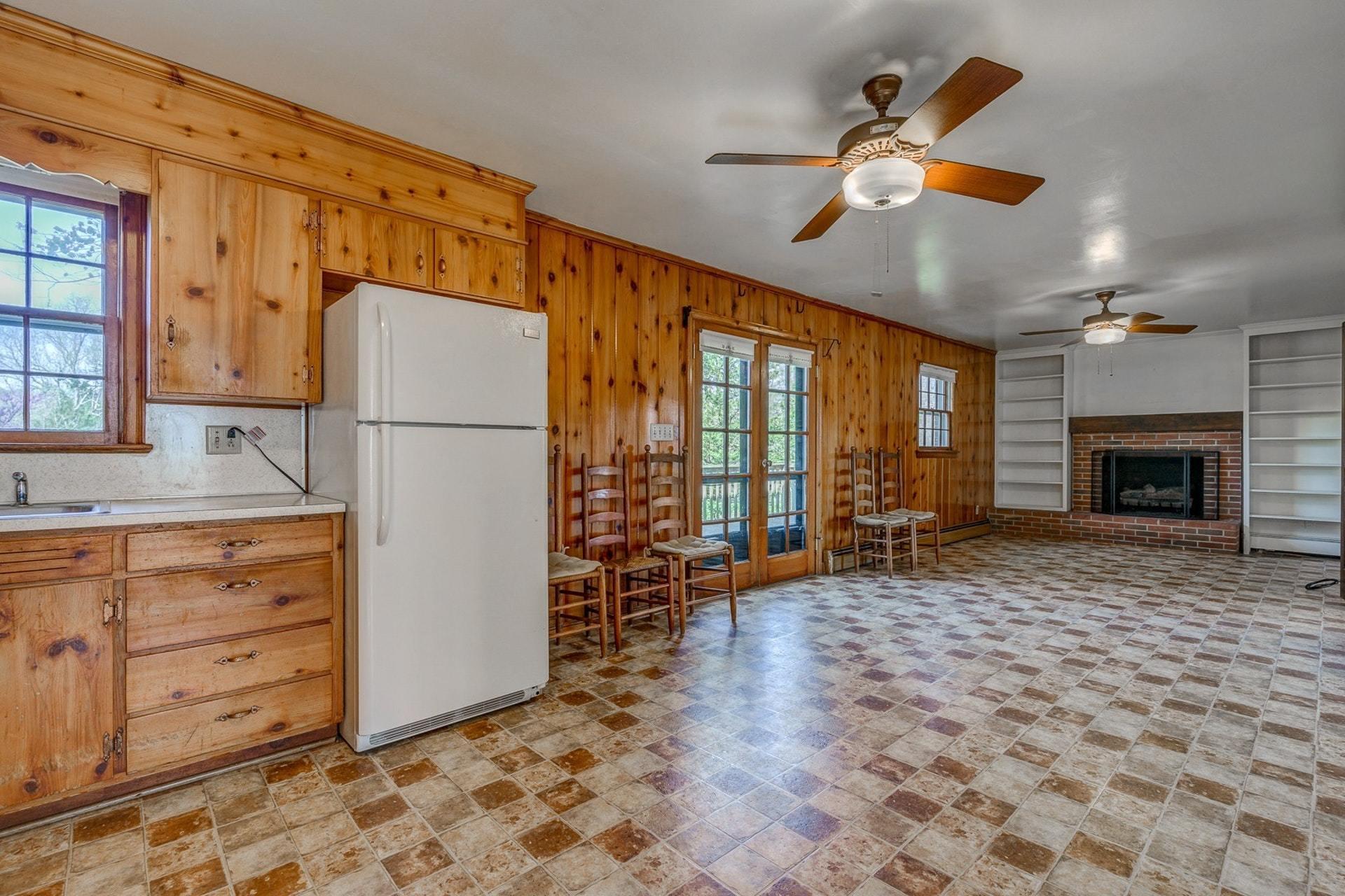 5571 Highfields Road Roanoke, VA 24018 - Photo 10 of 45 a very nice looking room with a large window