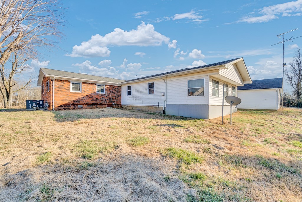 304 Lucille Street Sparta, TN 38583 - Photo 5 of 31