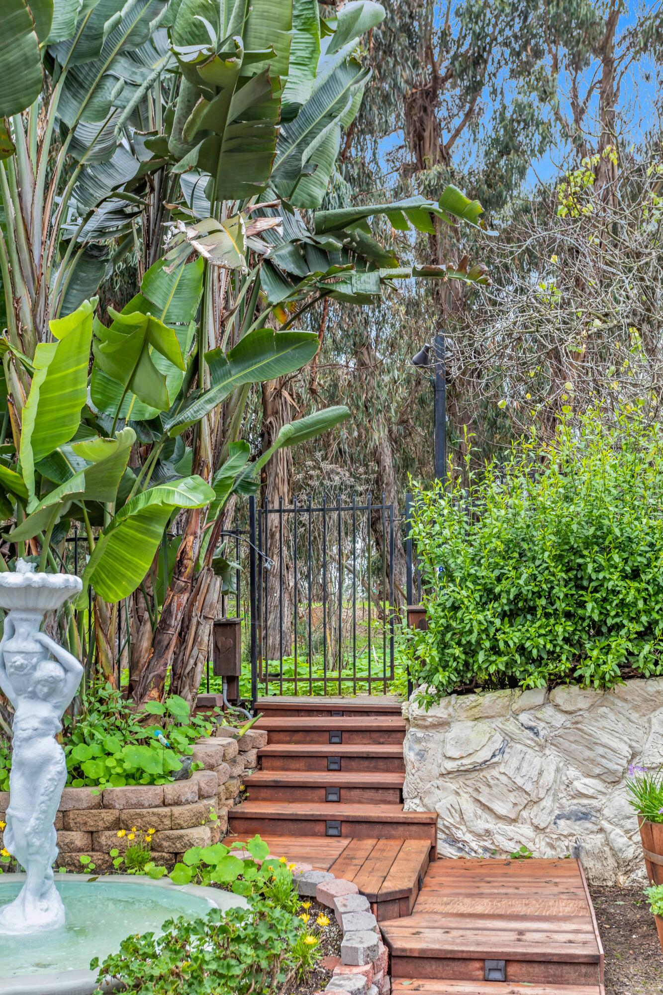 253 Pebble Beach Drive Goleta, CA 93117 - Photo 21 of 27 a backyard of a house with lots of green space
