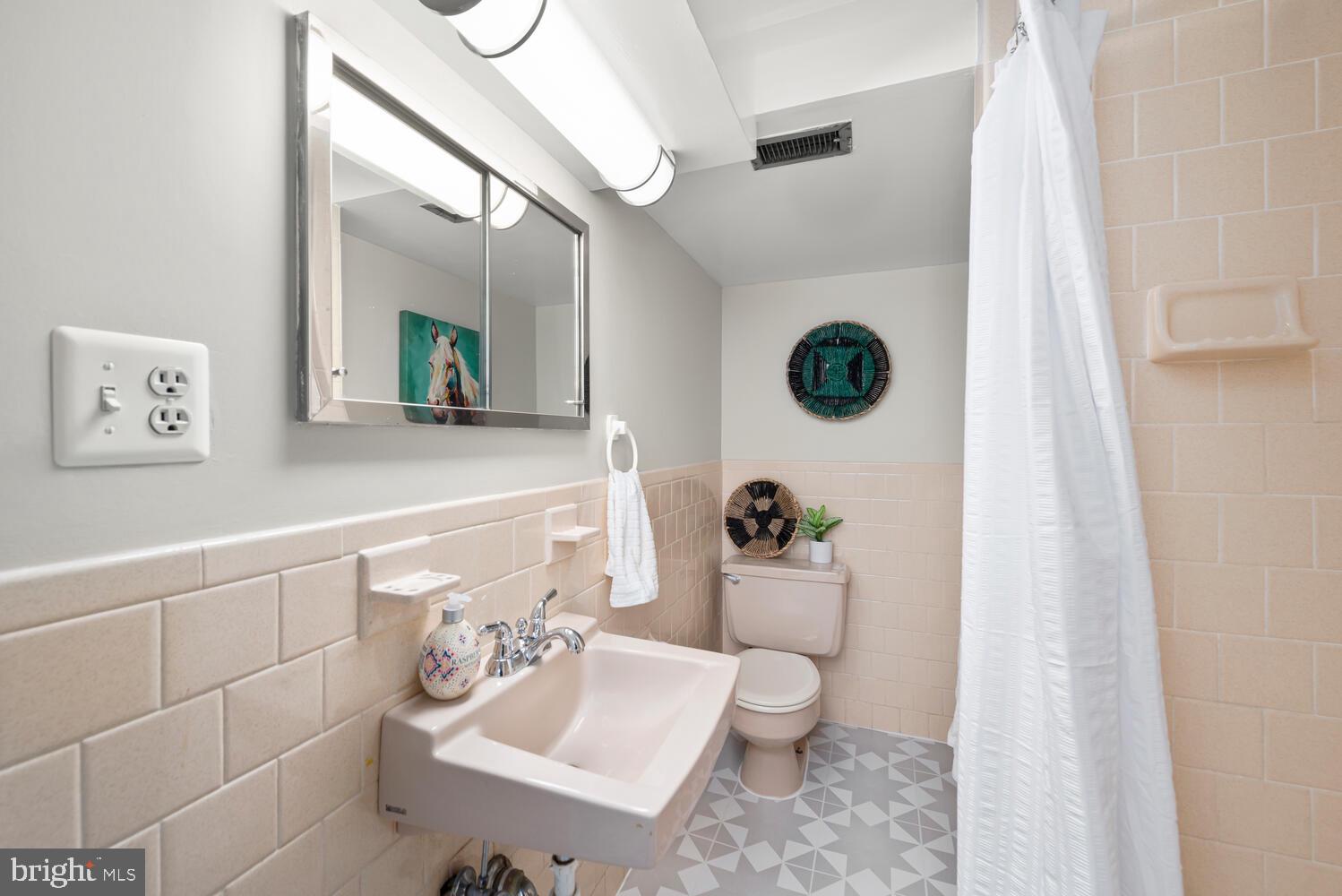 7405 Hallmark Place Springfield, VA 22150 - Photo 30 of 43 Full bath here, too
