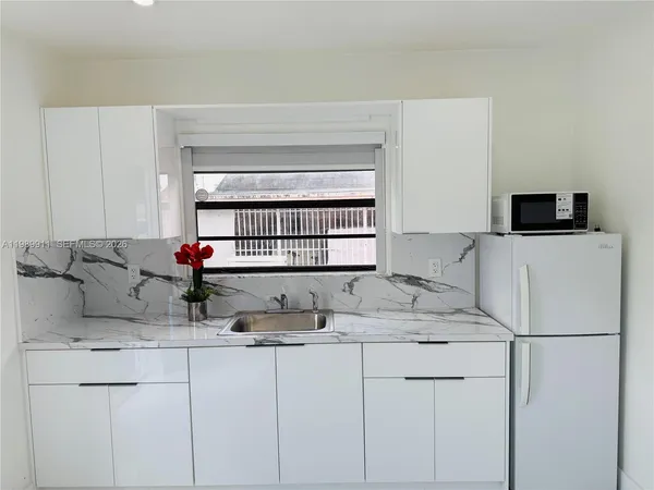 $1,600 | 706 West 40th Place, Unit EFFICIENCY, Hialeah, FL 33012