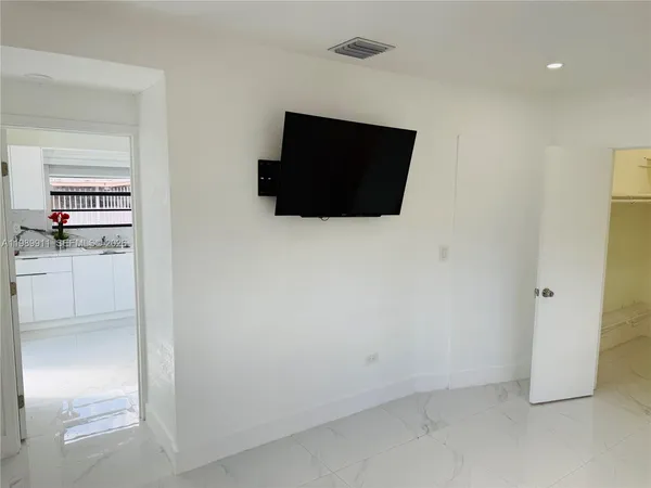 $1,600 | 706 West 40th Place, Unit EFFICIENCY, Hialeah, FL 33012
