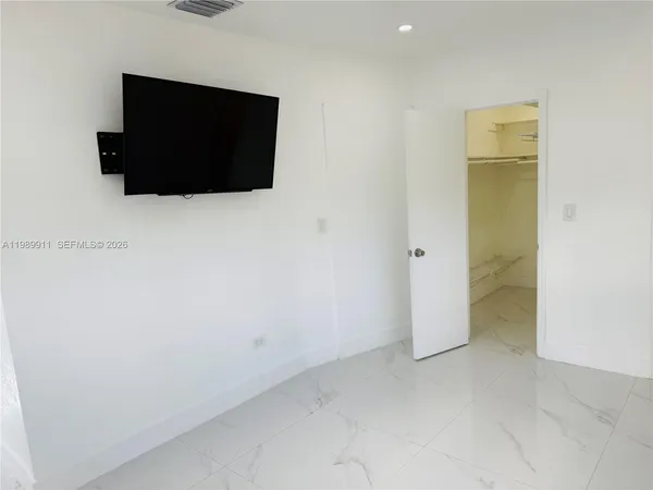 $1,600 | 706 West 40th Place, Unit EFFICIENCY, Hialeah, FL 33012