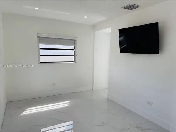$1,600 | 706 West 40th Place, Unit EFFICIENCY, Hialeah, FL 33012