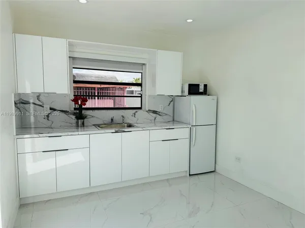 $1,600 | 706 West 40th Place, Unit EFFICIENCY, Hialeah, FL 33012