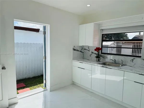 $1,600 | 706 West 40th Place, Unit EFFICIENCY, Hialeah, FL 33012