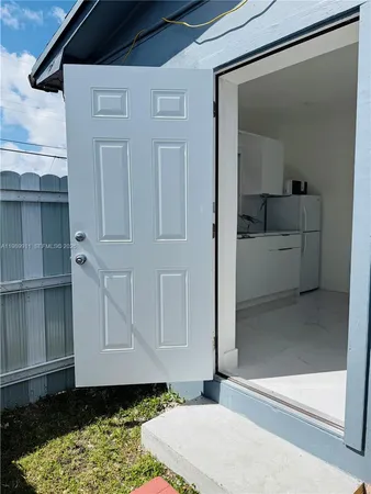 $1,600 | 706 West 40th Place, Unit EFFICIENCY, Hialeah, FL 33012