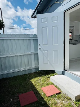 $1,600 | 706 West 40th Place, Unit EFFICIENCY, Hialeah, FL 33012