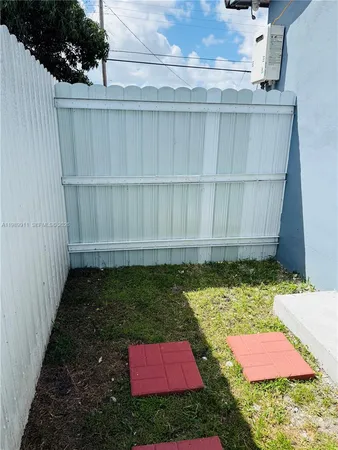 $1,600 | 706 West 40th Place, Unit EFFICIENCY, Hialeah, FL 33012