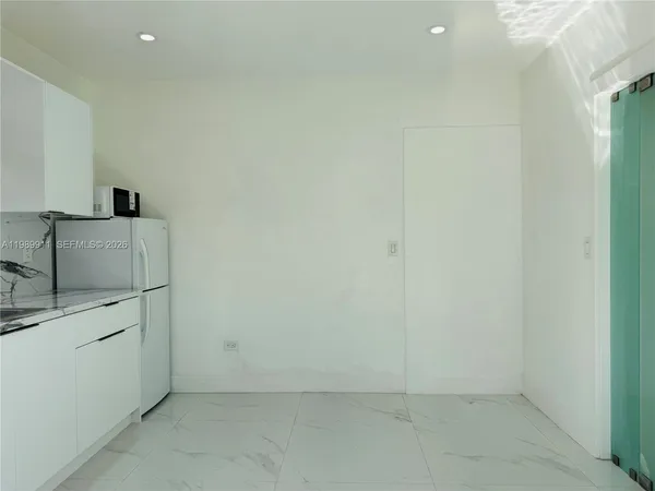 $1,600 | 706 West 40th Place, Unit EFFICIENCY, Hialeah, FL 33012