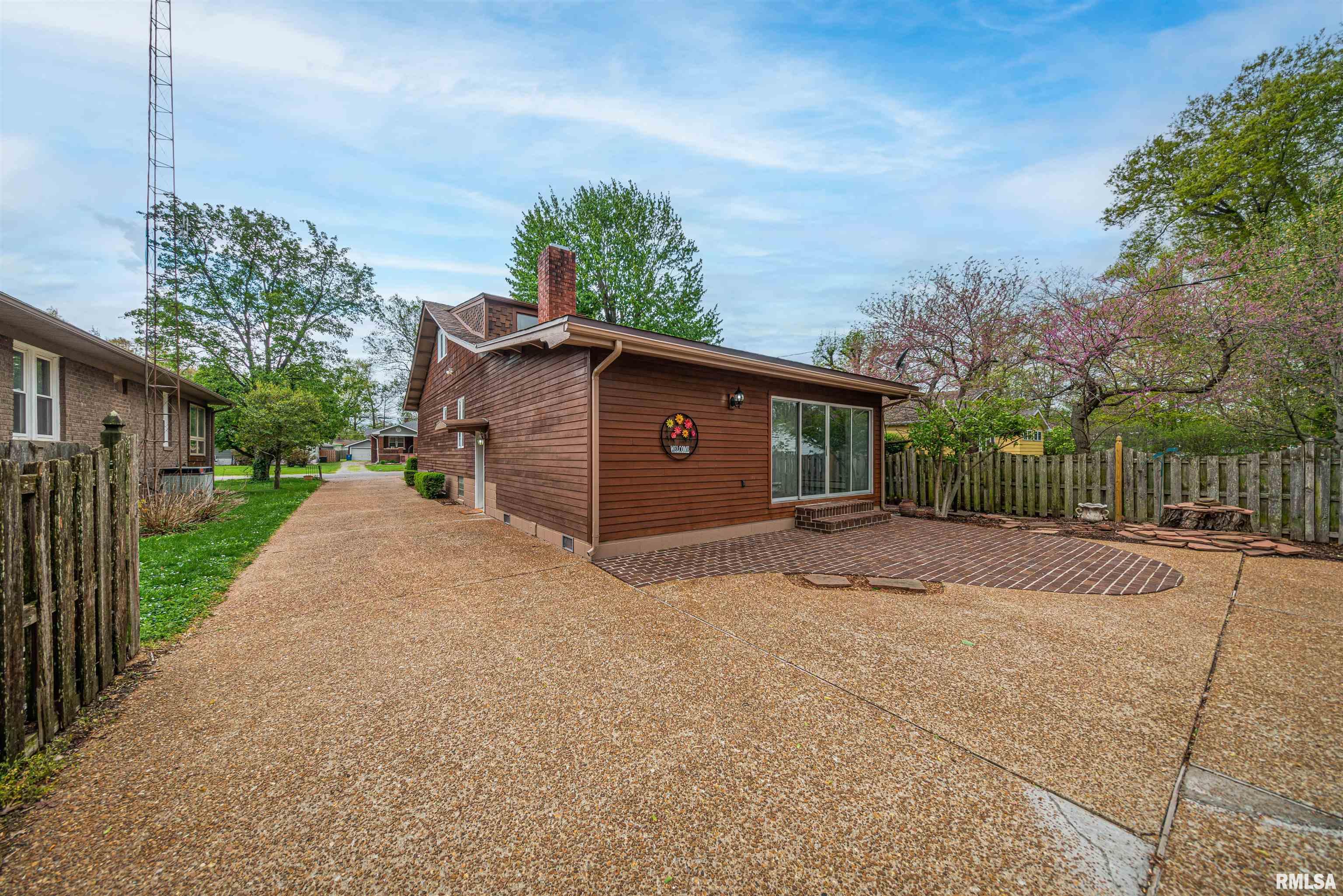 403 Mitchell Street Benton, IL 62812 - Photo 3 of 42