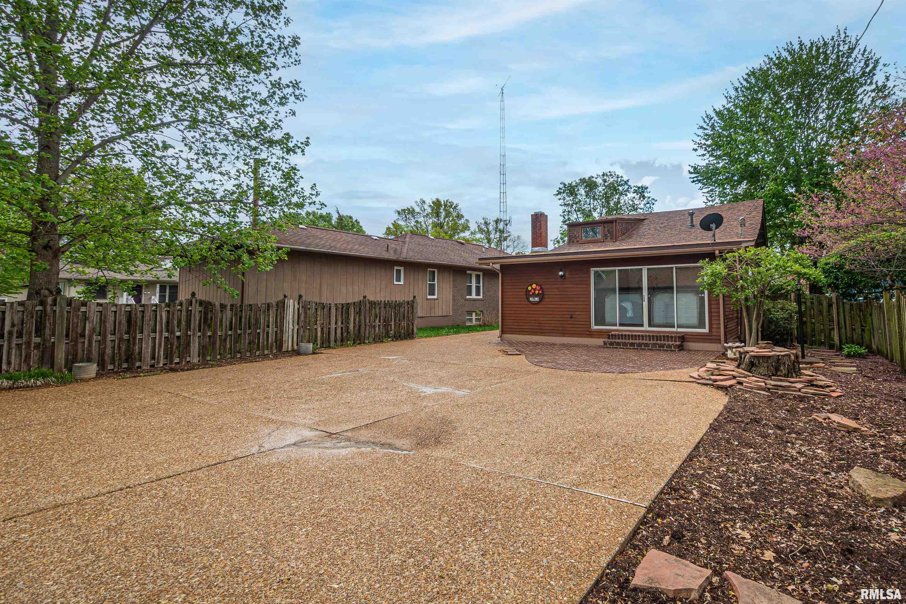 403 Mitchell Street Benton, IL 62812 - Photo 5 of 42