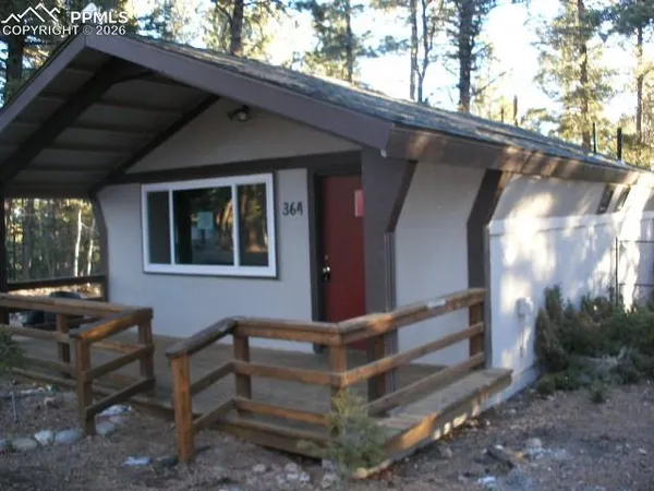 a view of entryway with a front door