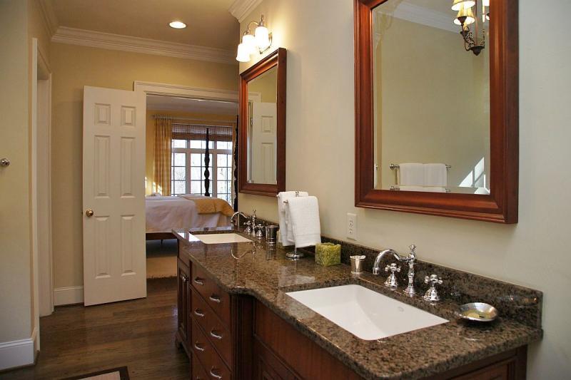 715 Wildwood Road Southwest Roanoke, VA 24014 - Photo 27 of 39 Master Vanity