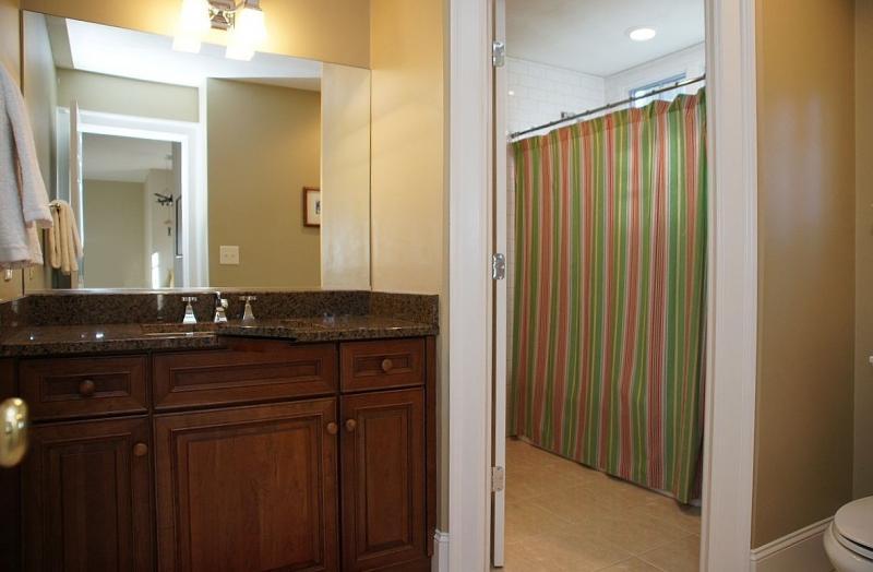 715 Wildwood Road Southwest Roanoke, VA 24014 - Photo 30 of 39 Full Bath