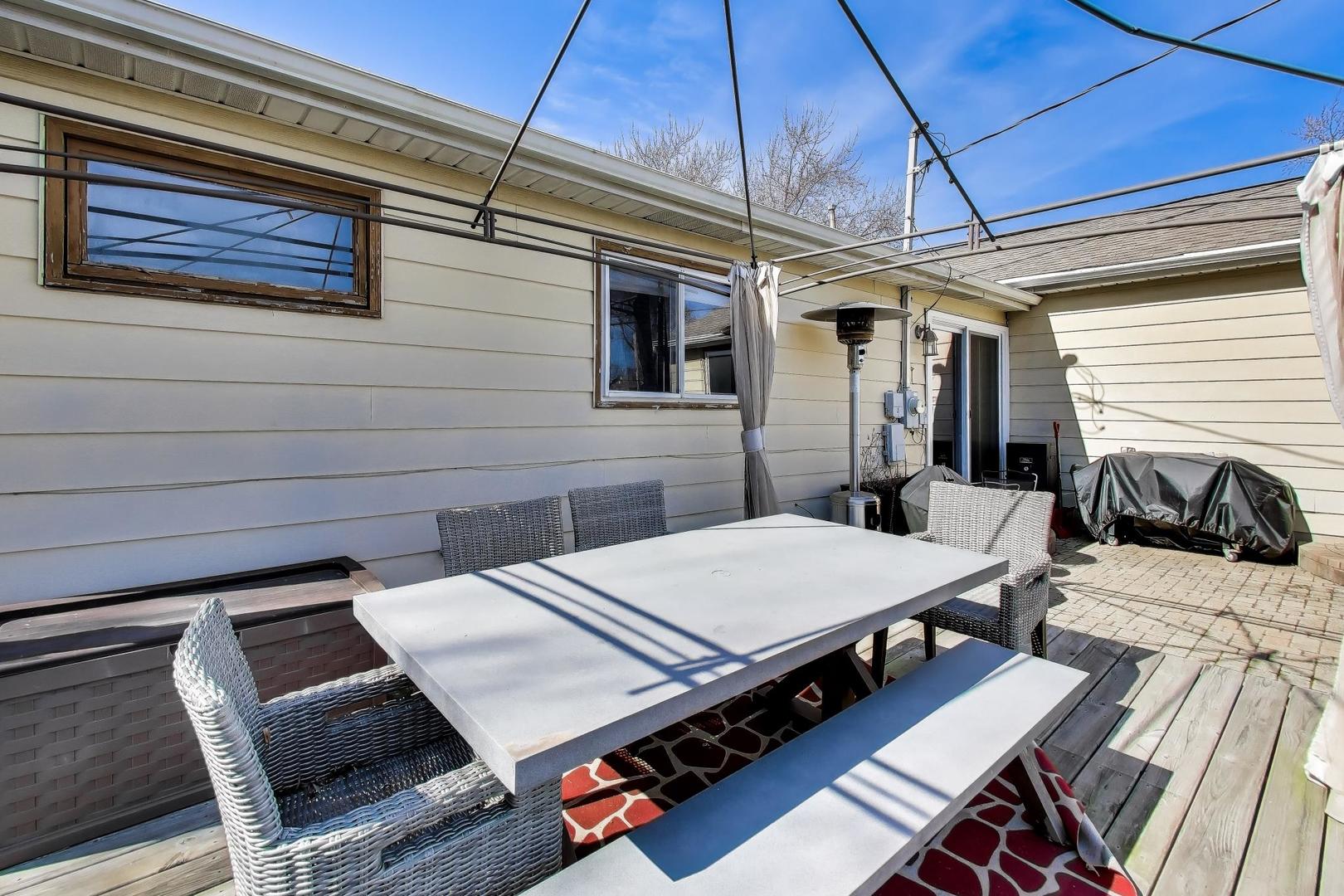 1075 Apricot Street Hoffman Estates, IL 60169 - Photo 18 of 28 a outdoor space with furniture