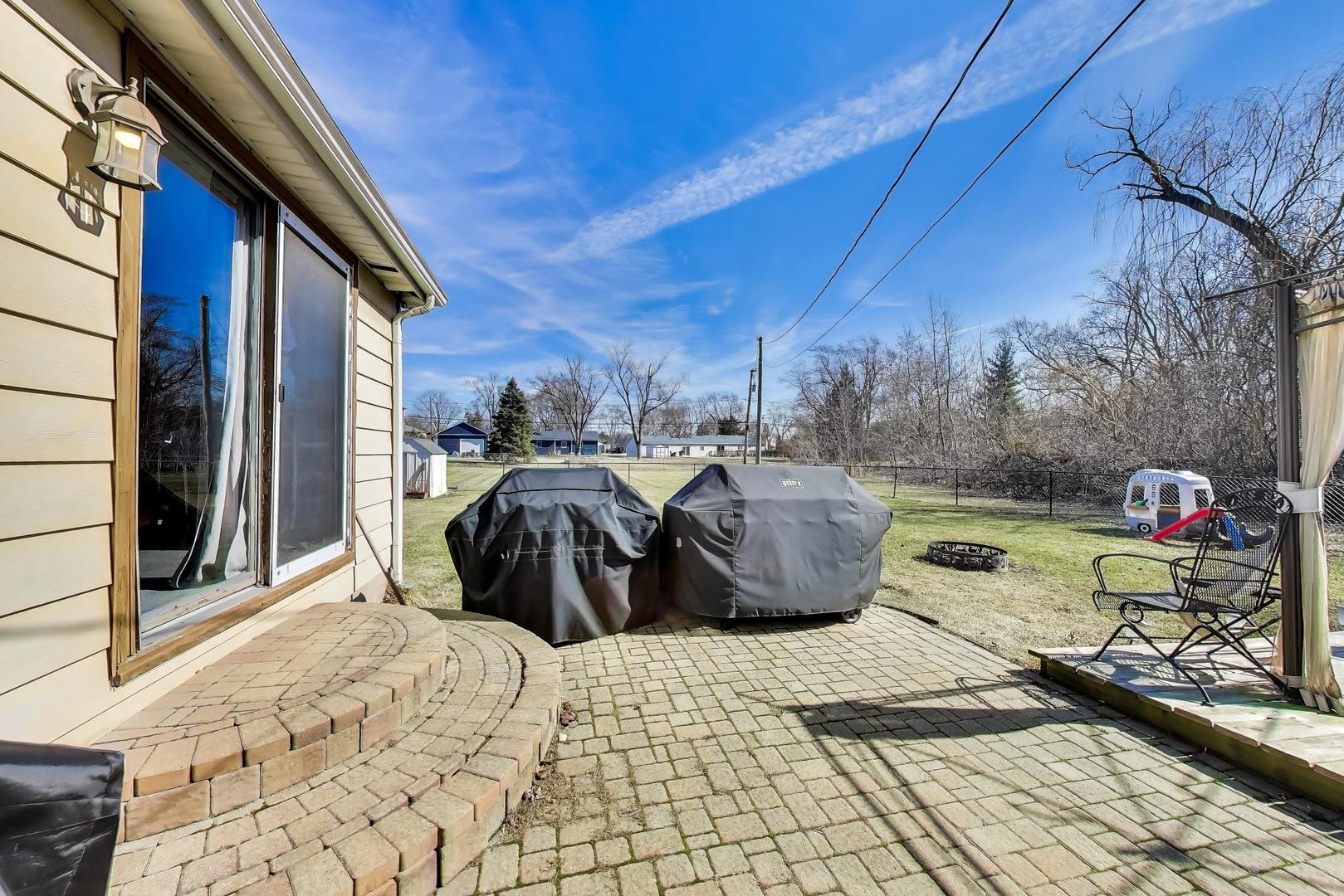 1075 Apricot Street Hoffman Estates, IL 60169 - Photo 20 of 28 a view of a lounge chair and table in the patio