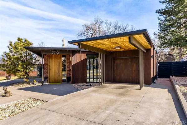 a view of entryway with a backyard