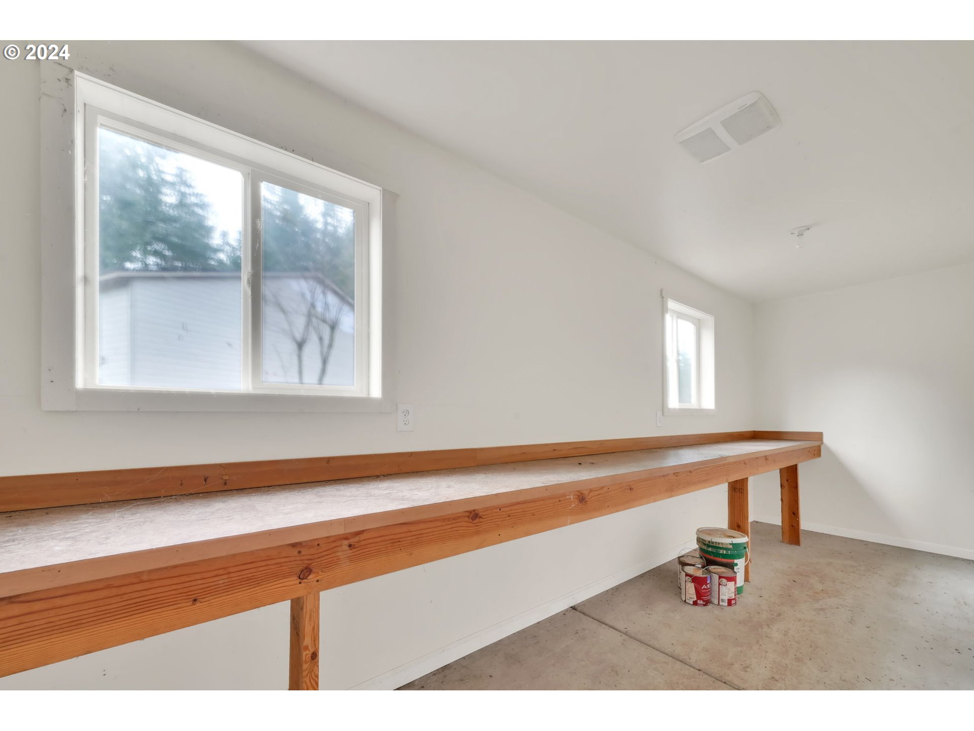 90409 Mountain View Lane Leaburg, OR 97489 - Photo 16 of 18 a hallway with a large window
