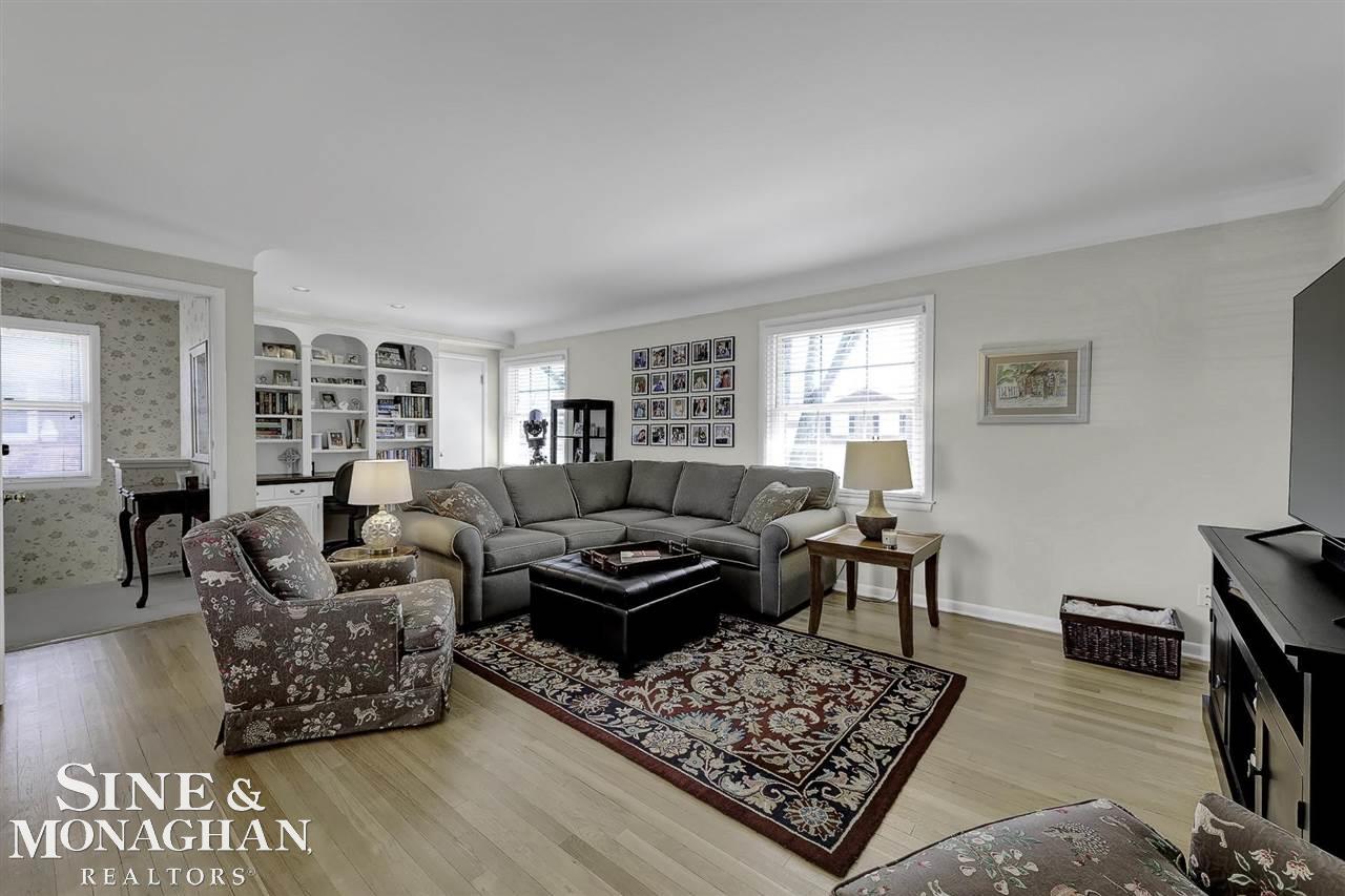 636 Cadieux Road Grosse Pointe, MI 48230 - Photo 3 of 29 50072928-2.JPG