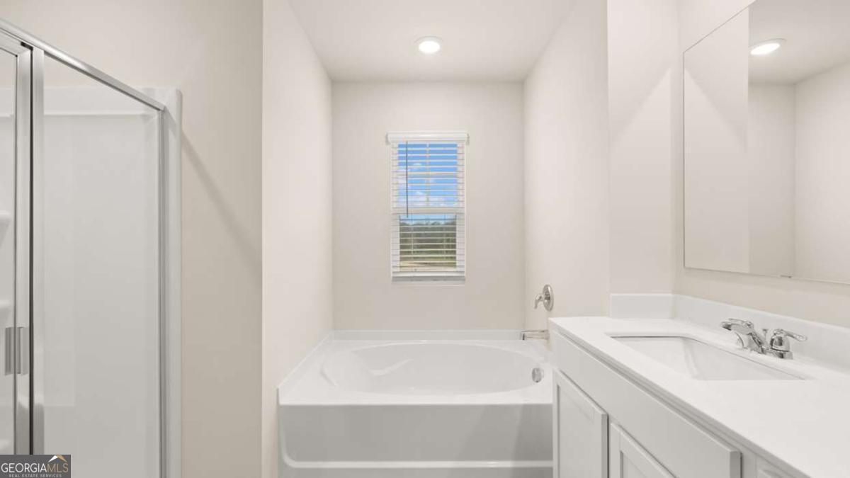 202 Cattle Drive Perry, GA 31069 - Photo 14 of 30 a bathroom with a bathtub and a sink
