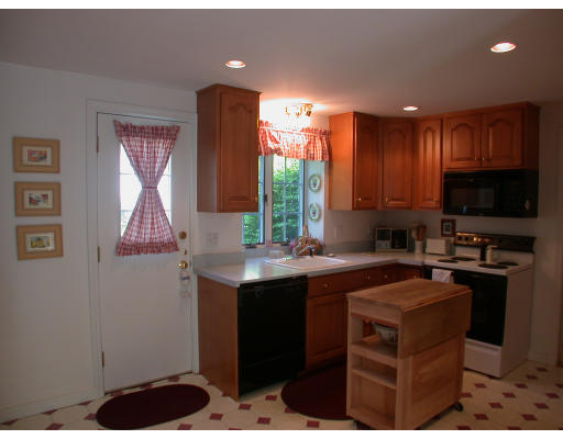 18 Alba Road Wellesley, MA 02481 - Photo 2 of 7
