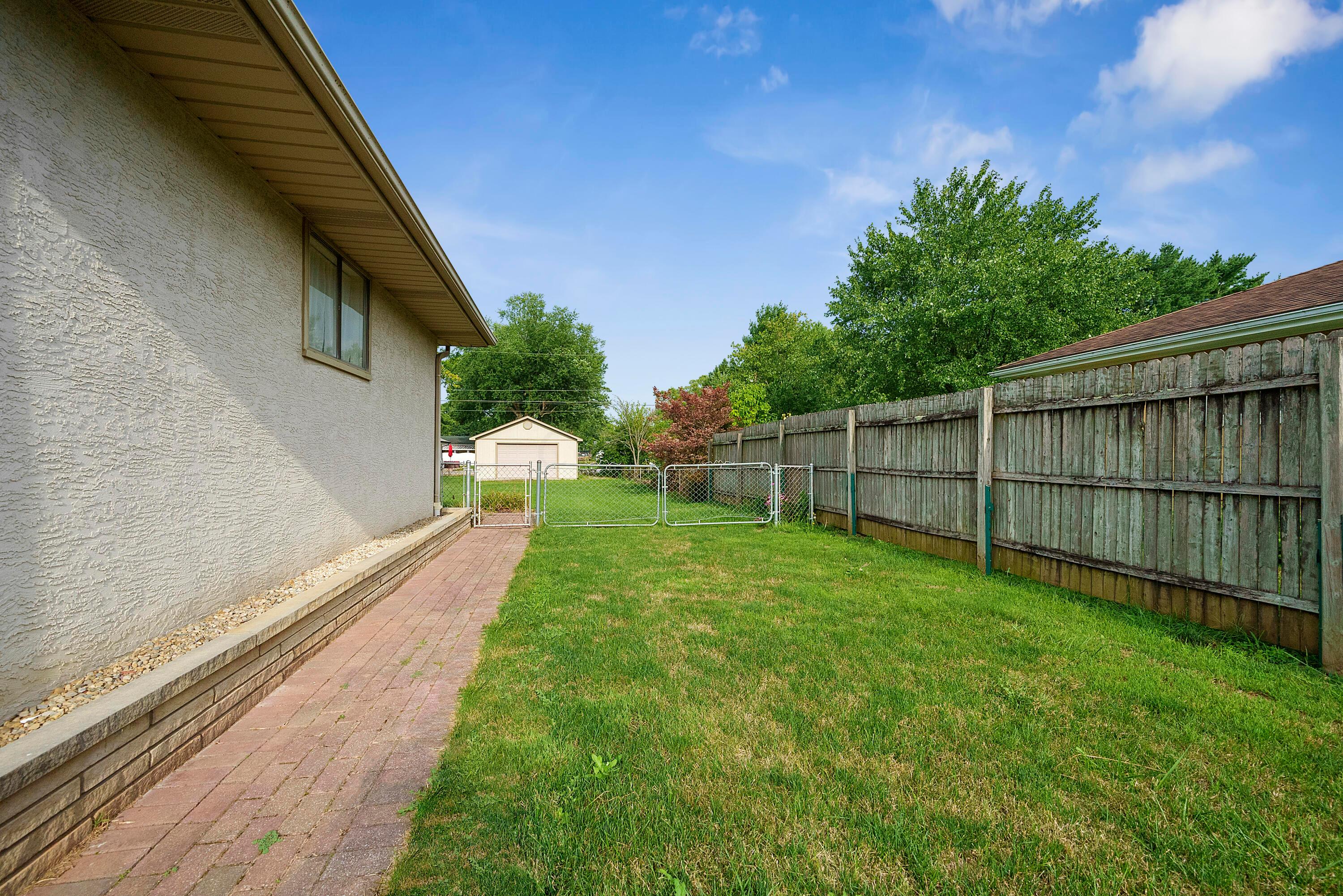5500 Ebright Road Groveport, OH 43125 - Photo 42 of 55 Side yard