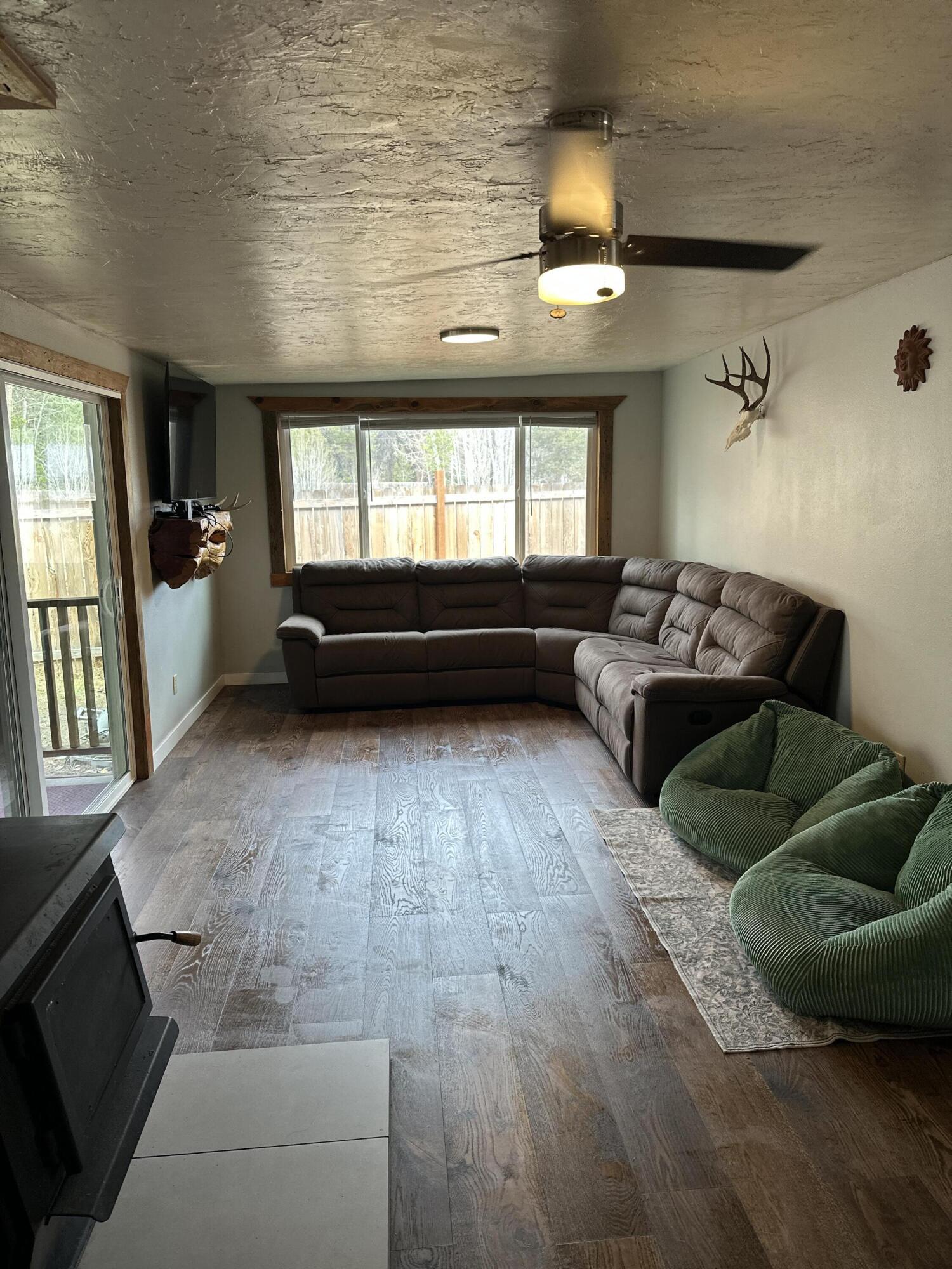 136010 Highway 97 Crescent, OR 97733 - Photo 32 of 55 living room