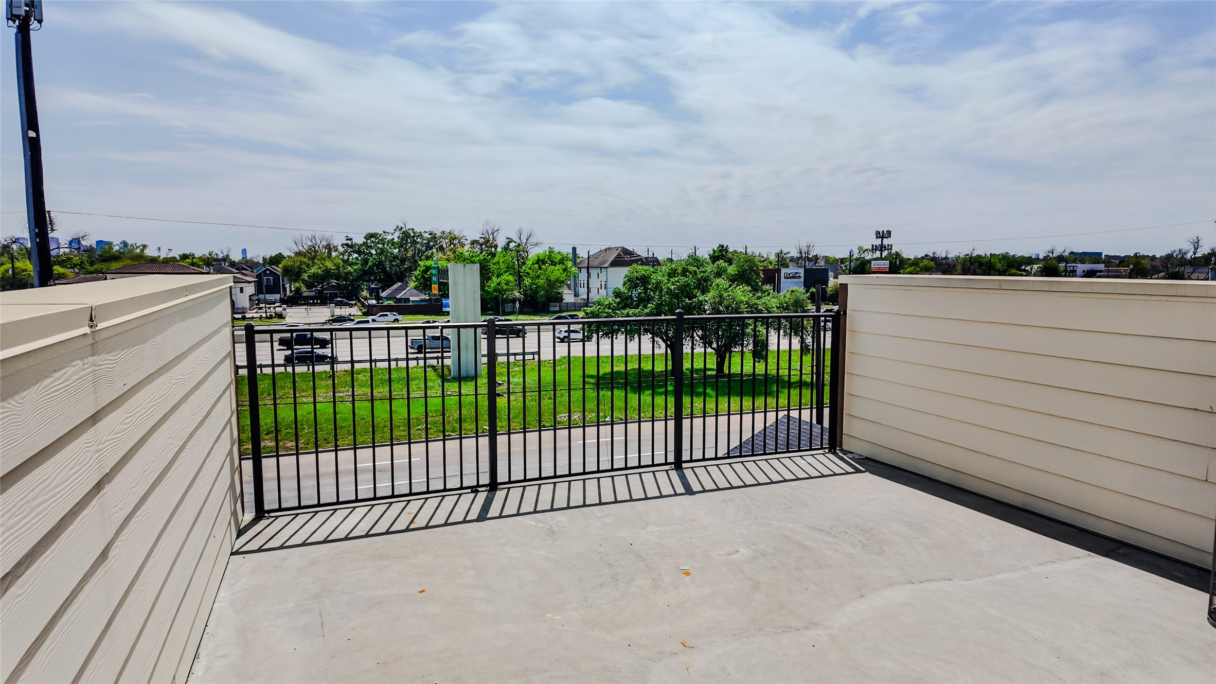 823 North Loop Houston, TX 77022 - Photo 21 of 23 a view of a balcony