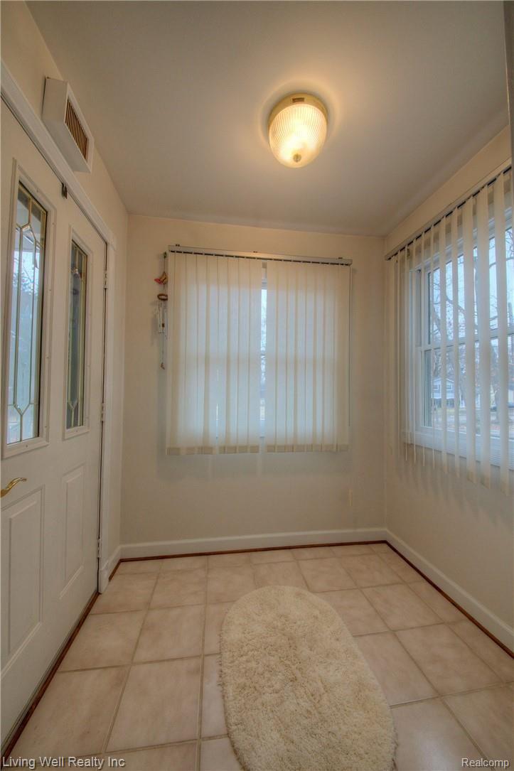 6330 Hatchery Road Waterford, MI 48329 - Photo 12 of 42 FJcj31d8.jpeg