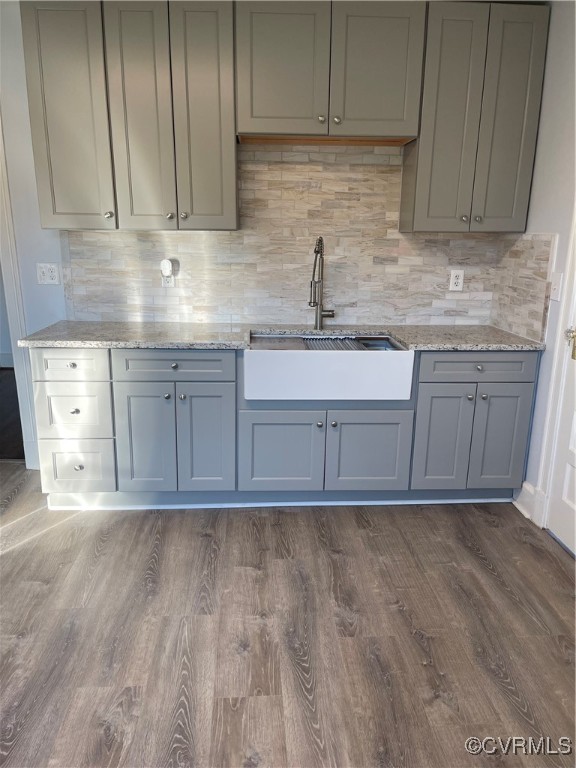 20020 Frog Level Road Ruther Glen, VA 22546 - Photo 25 of 32 Kitchen with backsplash, dark hardwood / wood-styl