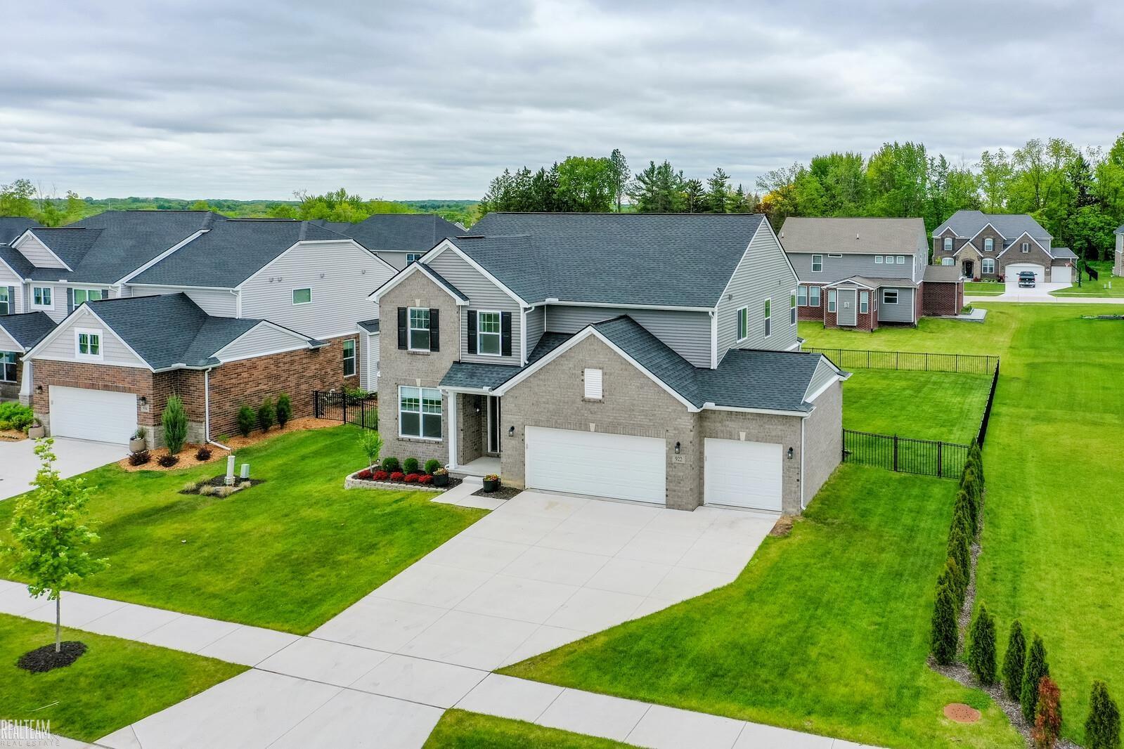 922 Lemon Drive Rochester Hills, MI 48307 - Photo 2 of 33