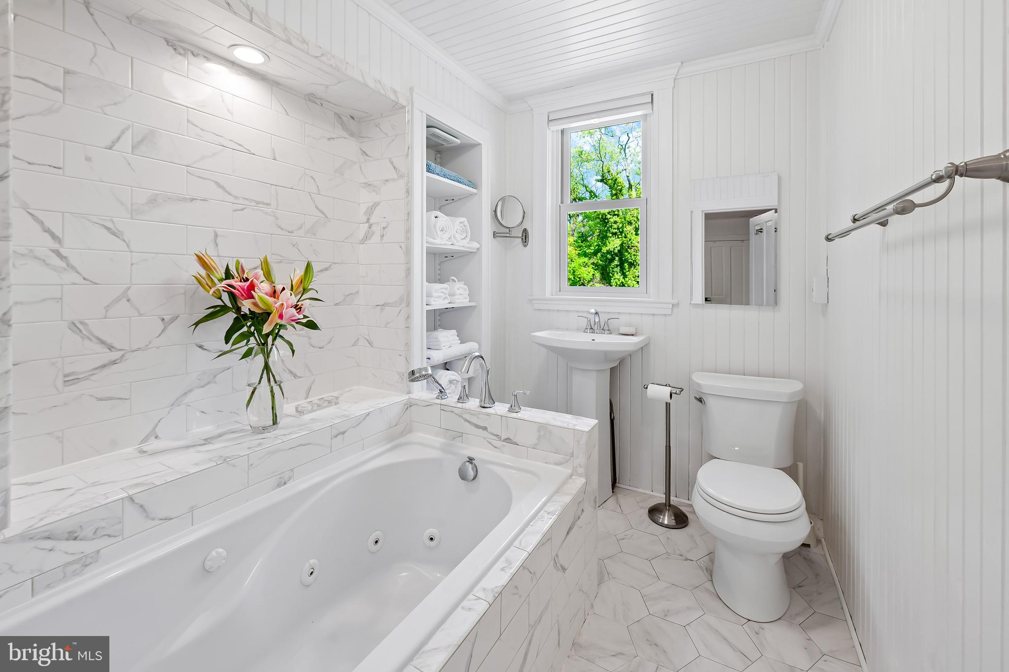 4605 Schenley Road Baltimore, MD 21210 - Photo 23 of 44 a bathroom with a sink a toilet and a bathtub