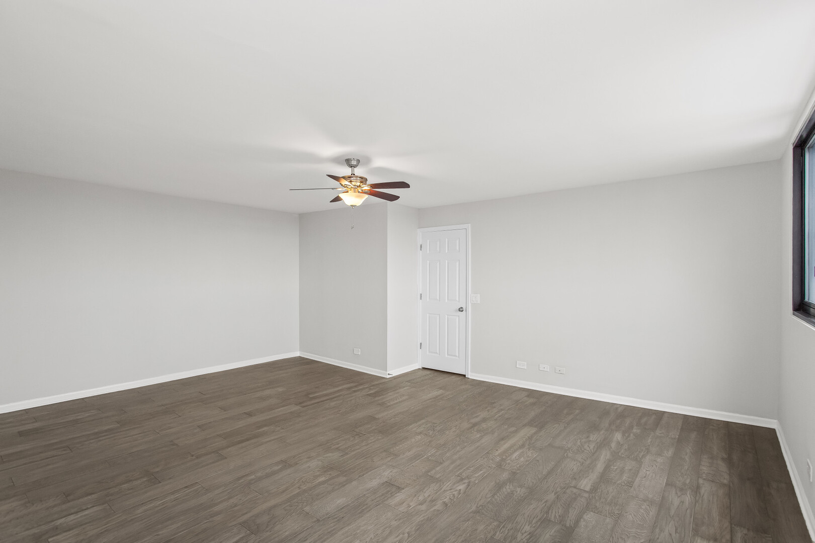 6150 North Kenmore Avenue, Unit 15B Chicago, IL 60660 - Photo 14 of 26 a view of an empty room with wooden floor