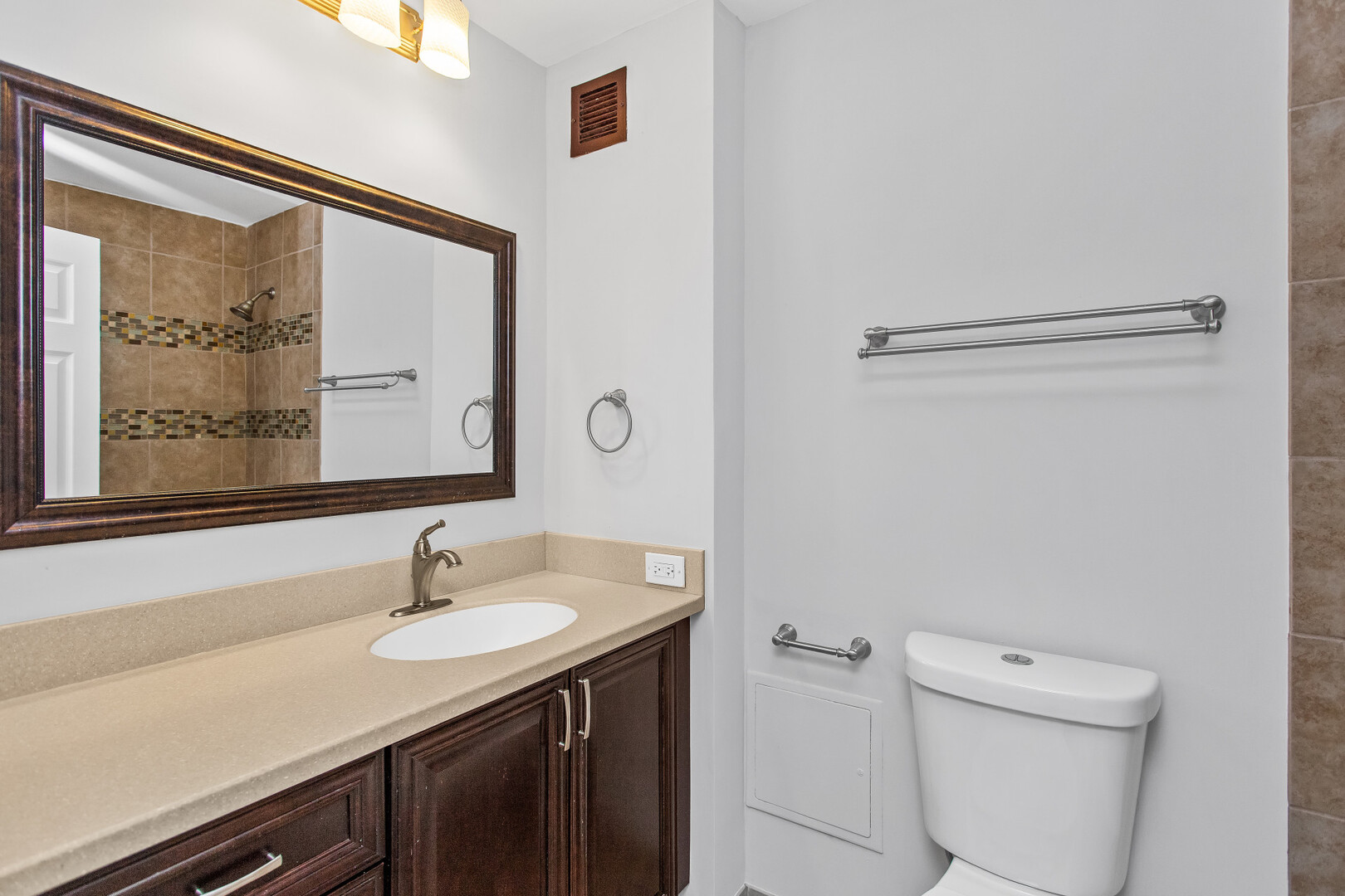 6150 North Kenmore Avenue, Unit 15B Chicago, IL 60660 - Photo 15 of 26 a bathroom with a sink and a mirror