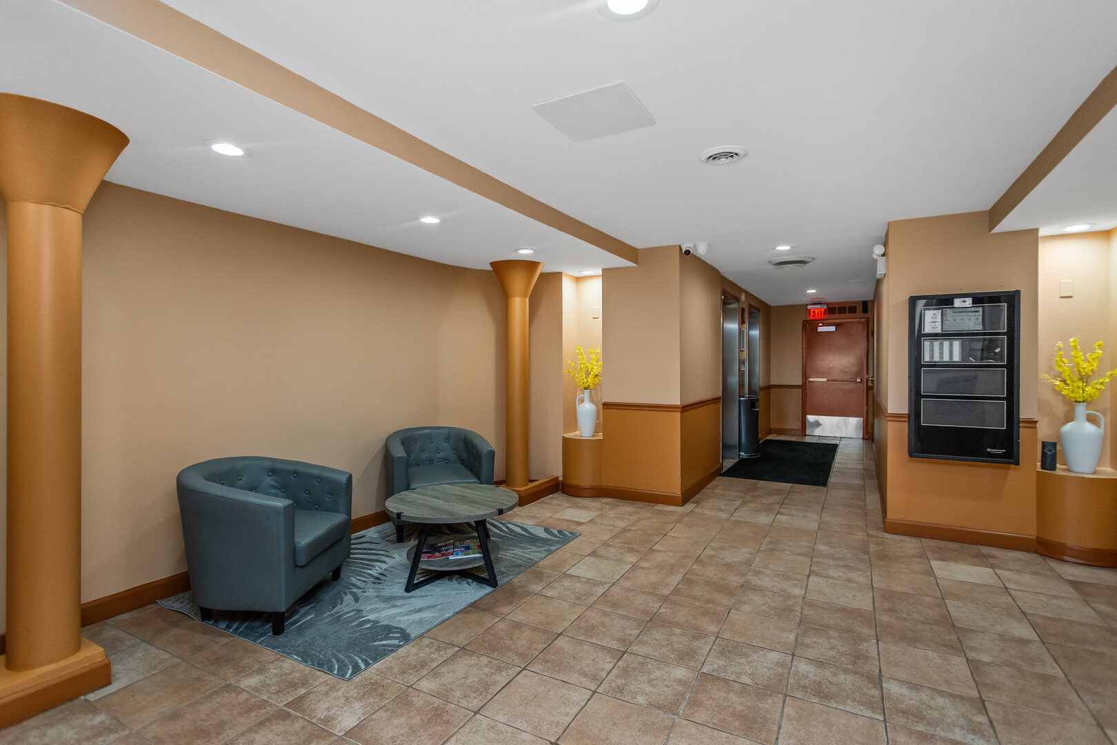 6150 North Kenmore Avenue, Unit 15B Chicago, IL 60660 - Photo 4 of 26 a view of a livingroom with furniture and a couch